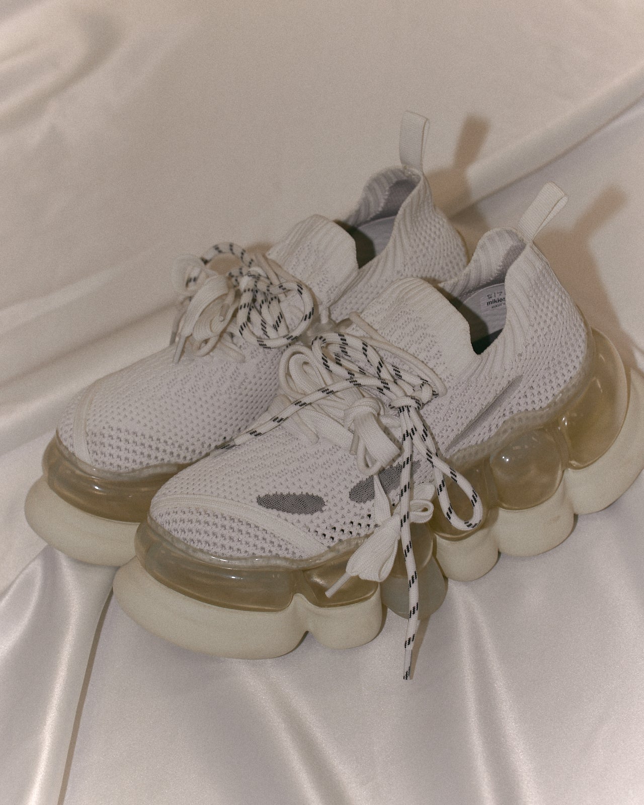 "Jewelry" Ark Confusing / White