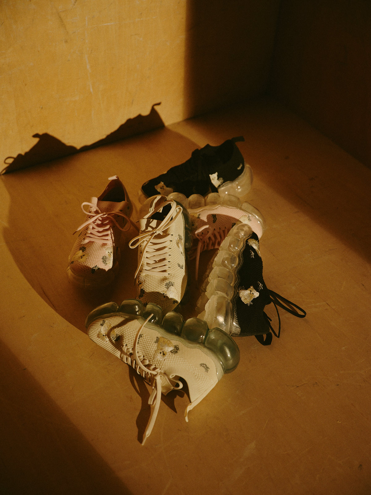 "Jewelry" Kitten Embroidery / Ivory