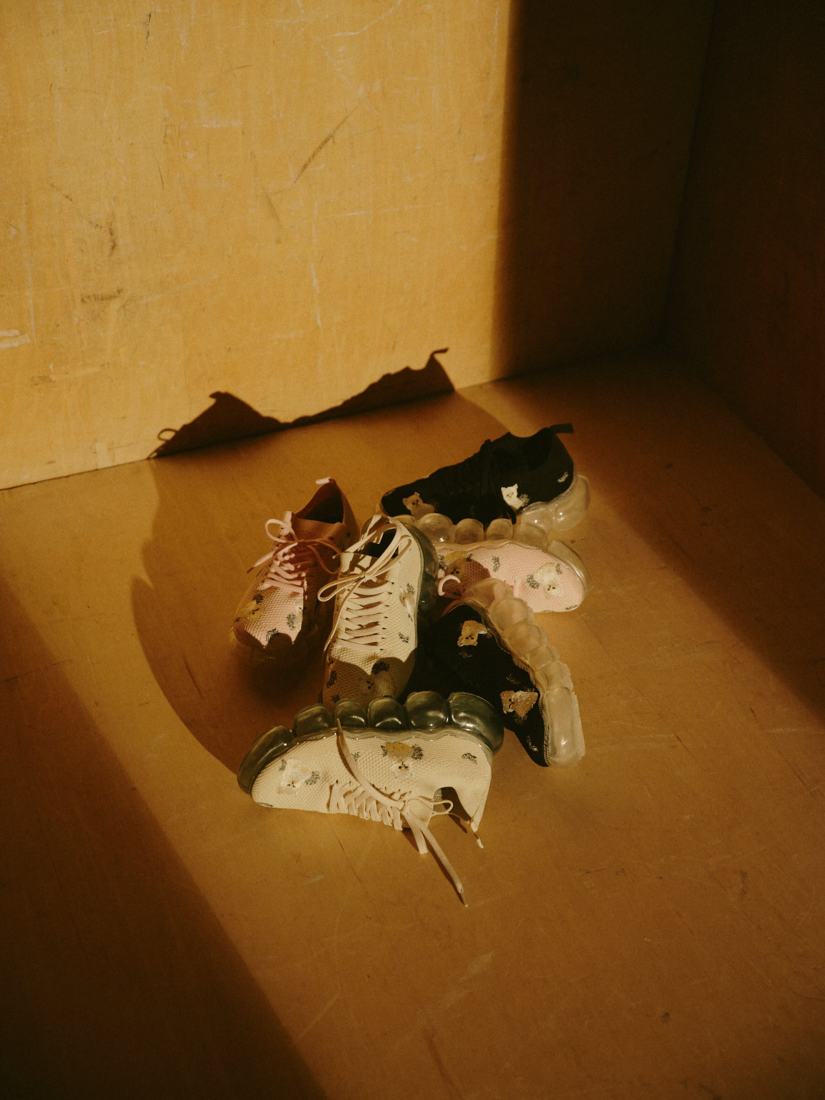 "Jewelry" Kitten Embroidery / Pink