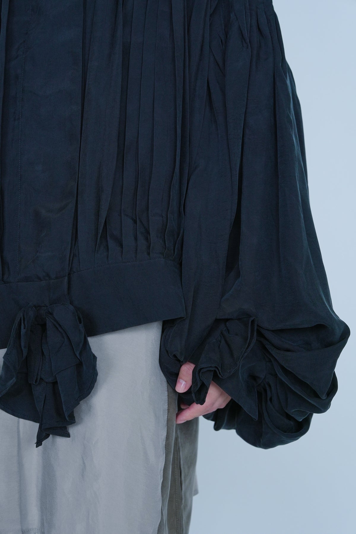 【SS27受注】Fine Pleated Blouse / Dark Gray / MSS27B031