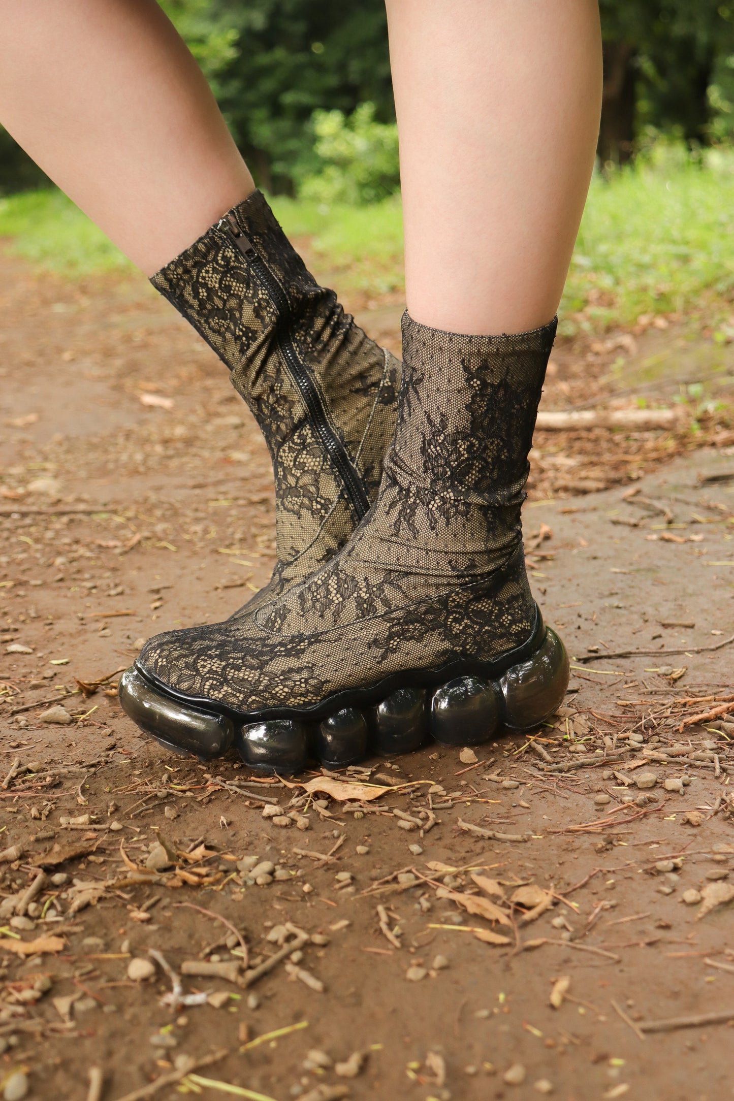 “珠宝”蕾丝紧身裤靴/黑色