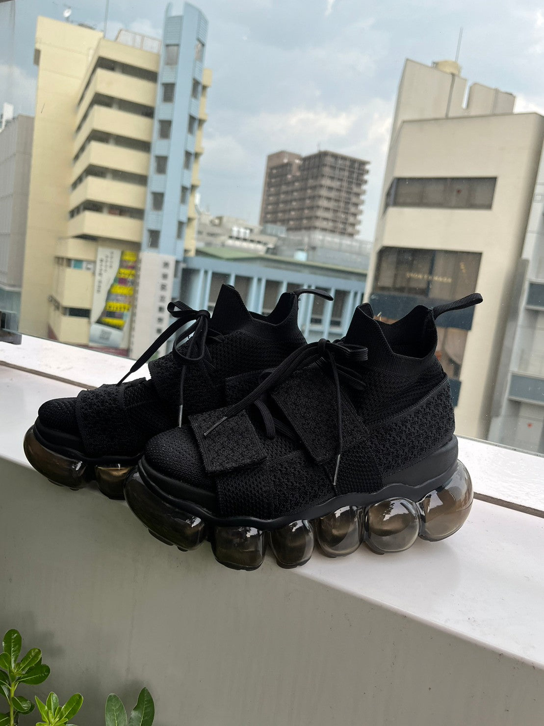 “珠宝”高跟鞋 Beltcross / 黑色