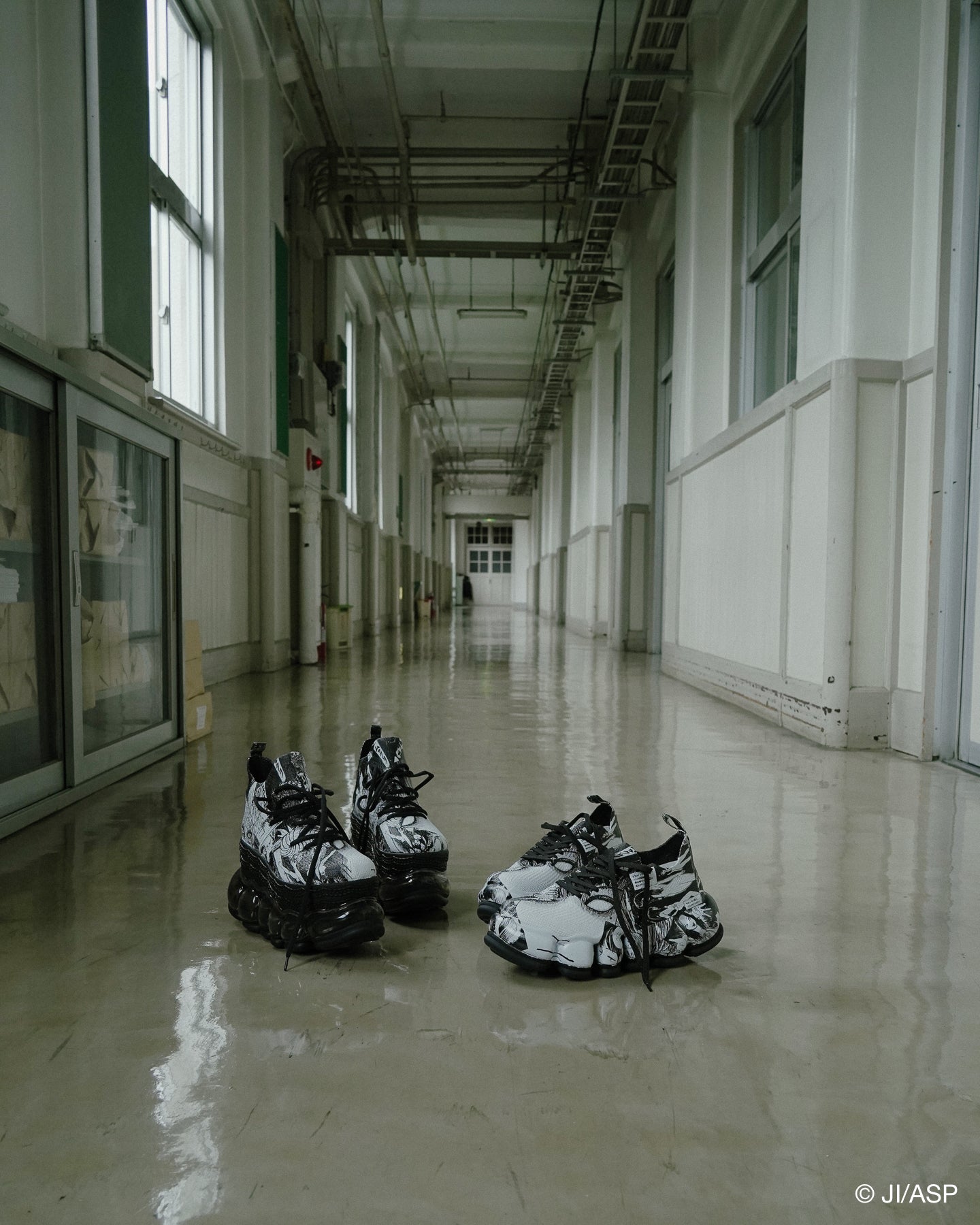 新款“珠宝” Whipper Tomie 拼贴画 / 黑色