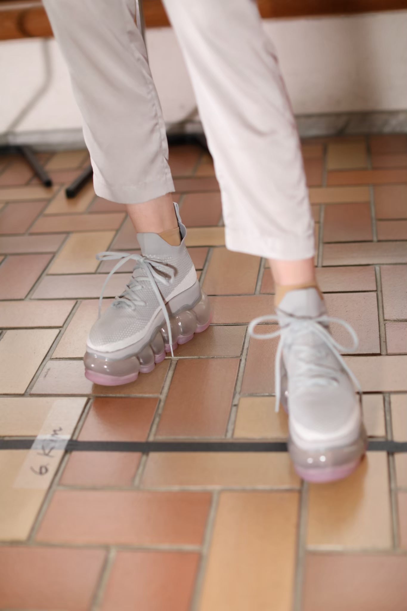 新款“珠宝”高跟鞋/粉灰色