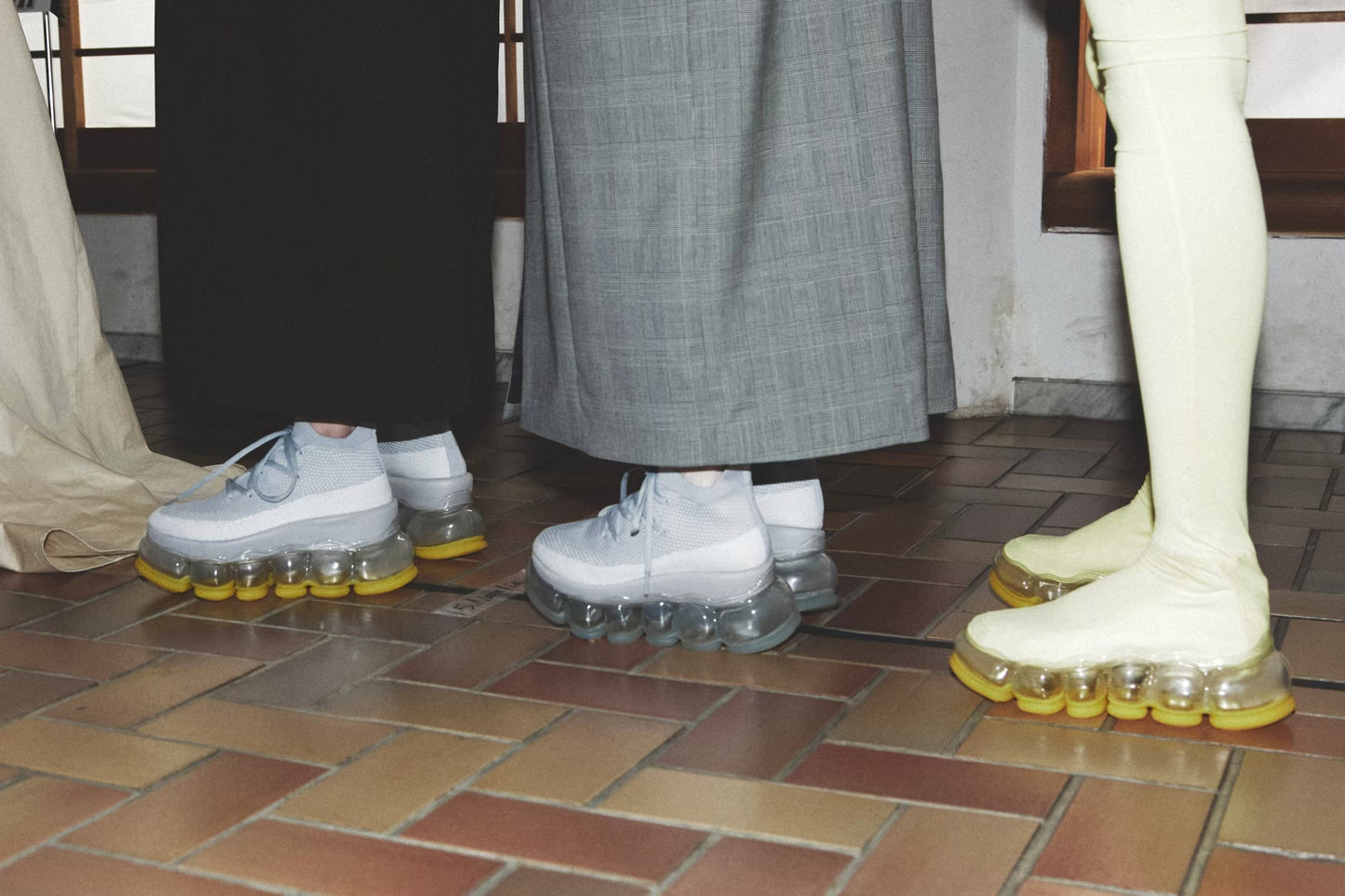 新款“珠宝”高跟鞋/黄灰色