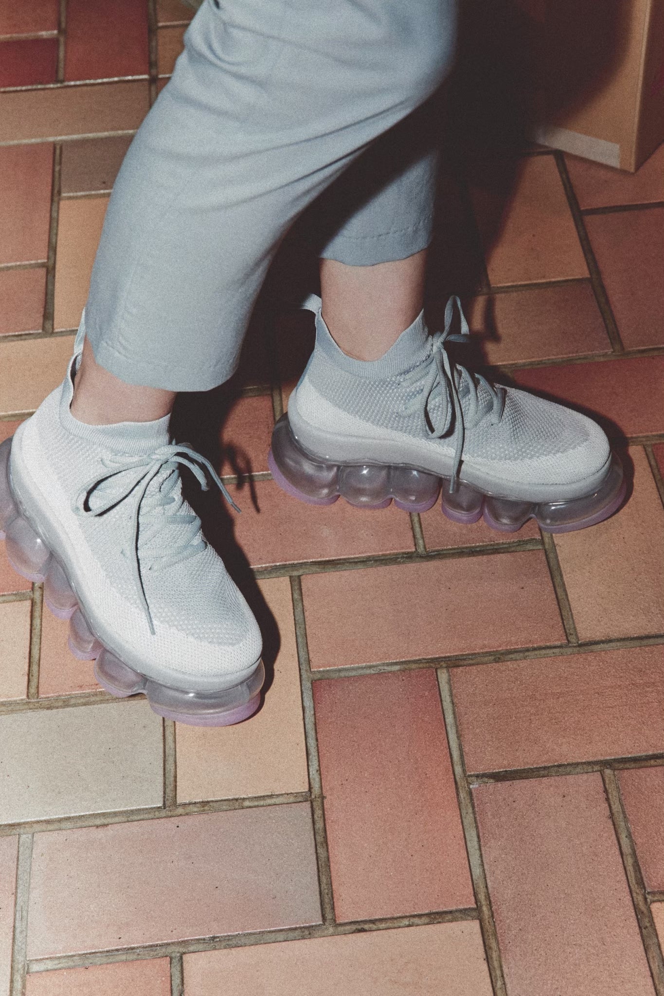 新款“珠宝”高跟鞋/粉灰色