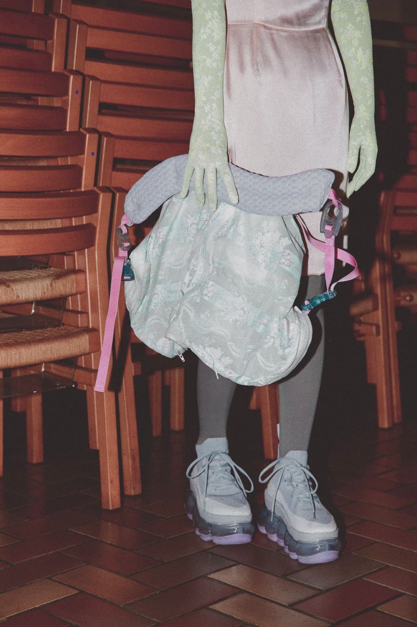 新款“珠宝”高跟鞋/粉灰色