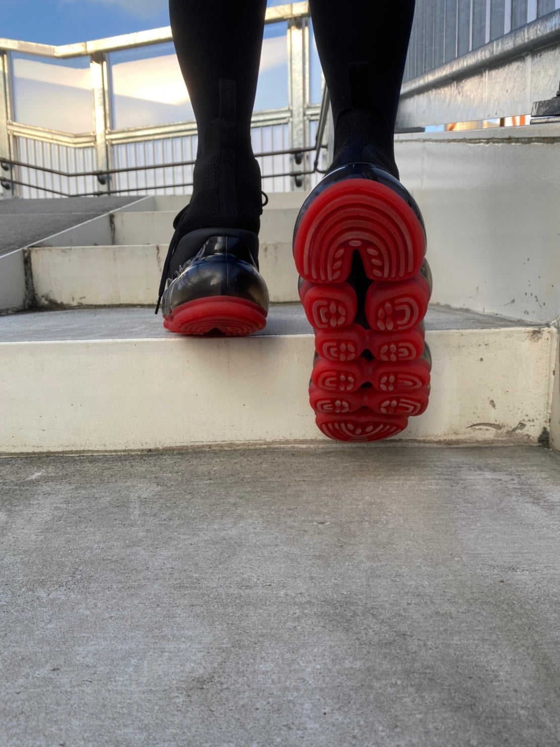 新款“珠宝”高跟鞋/红黑