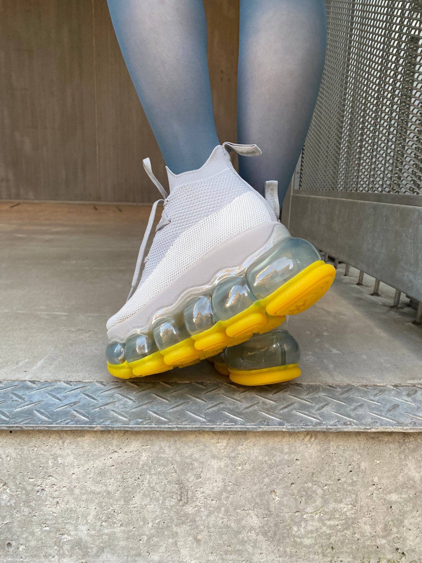 新款“珠宝”高跟鞋/黄灰色