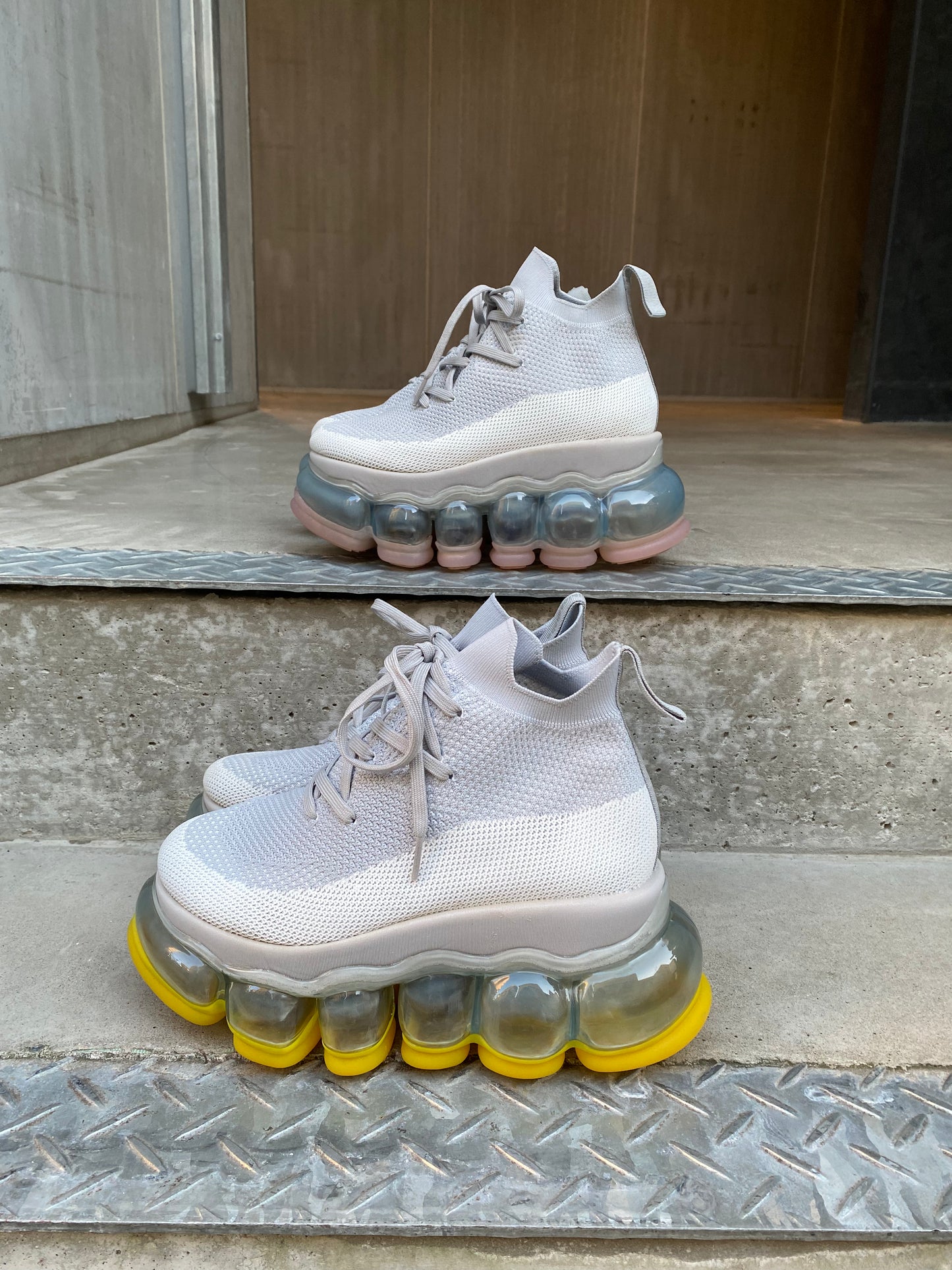 新款“珠宝”高跟鞋/黄灰色