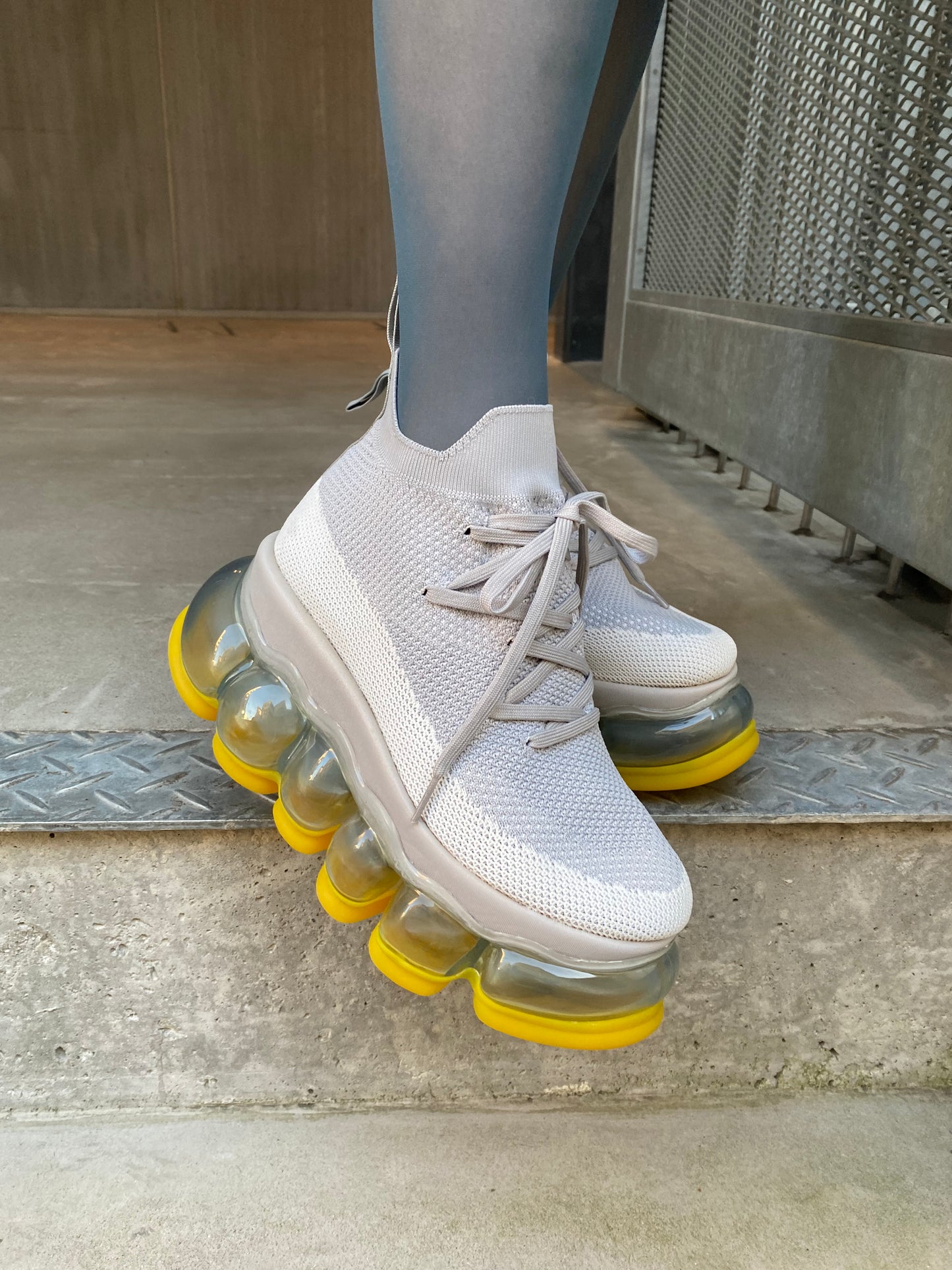 新款“珠宝”高跟鞋/黄灰色