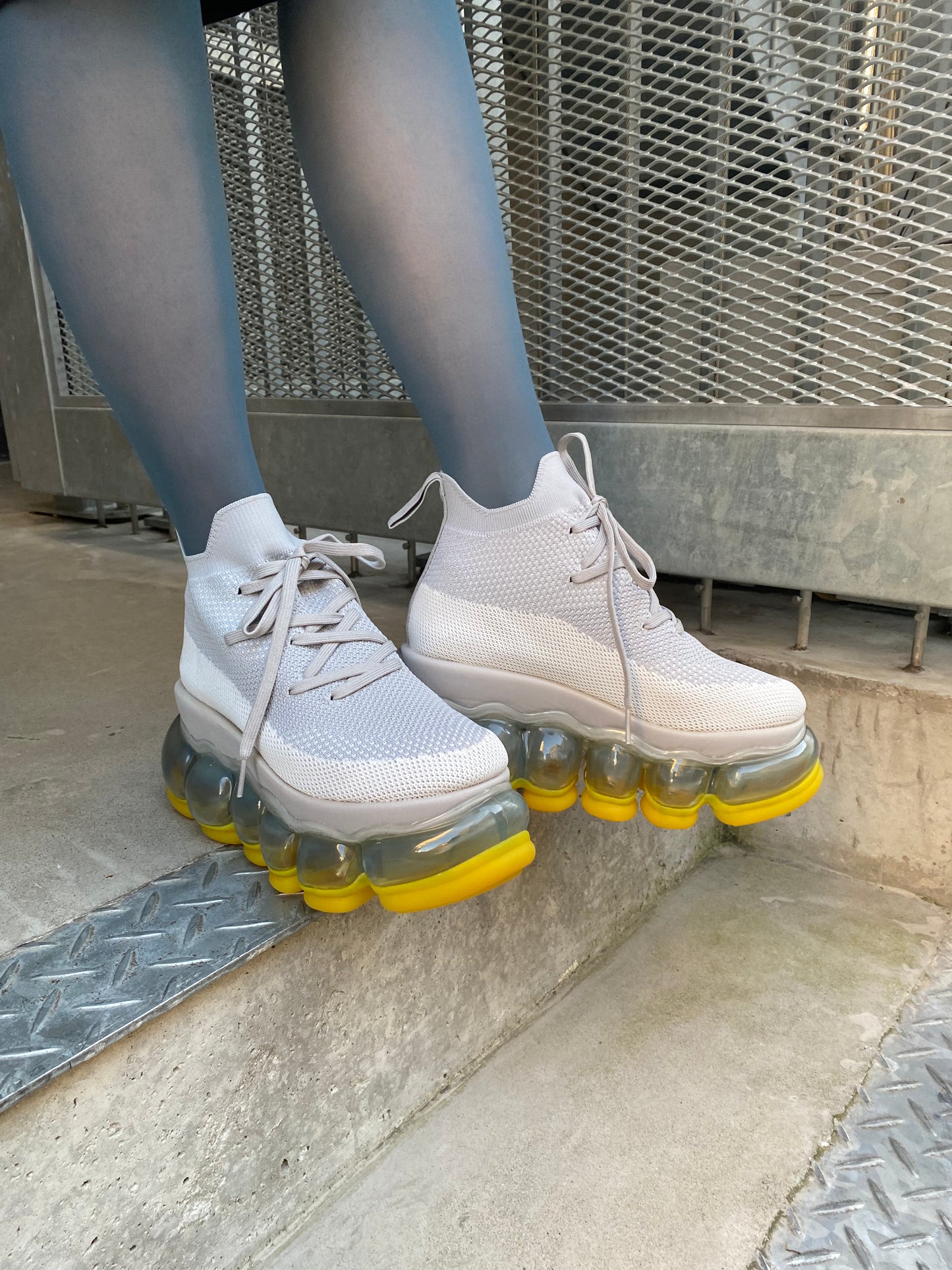 新款“珠宝”高跟鞋/黄灰色