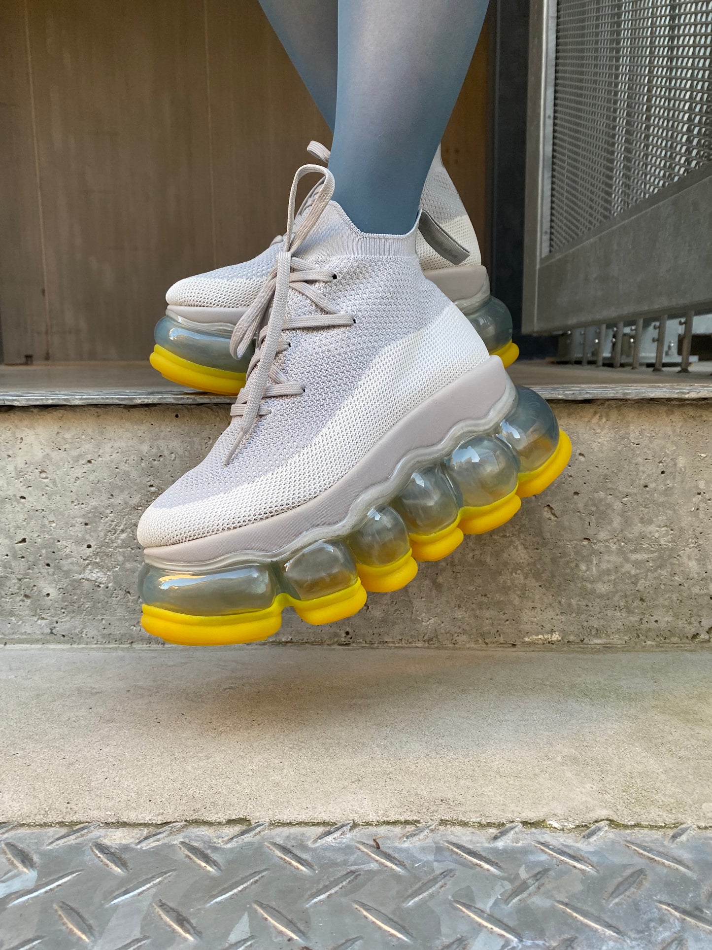 新款“珠宝”高跟鞋/黄灰色