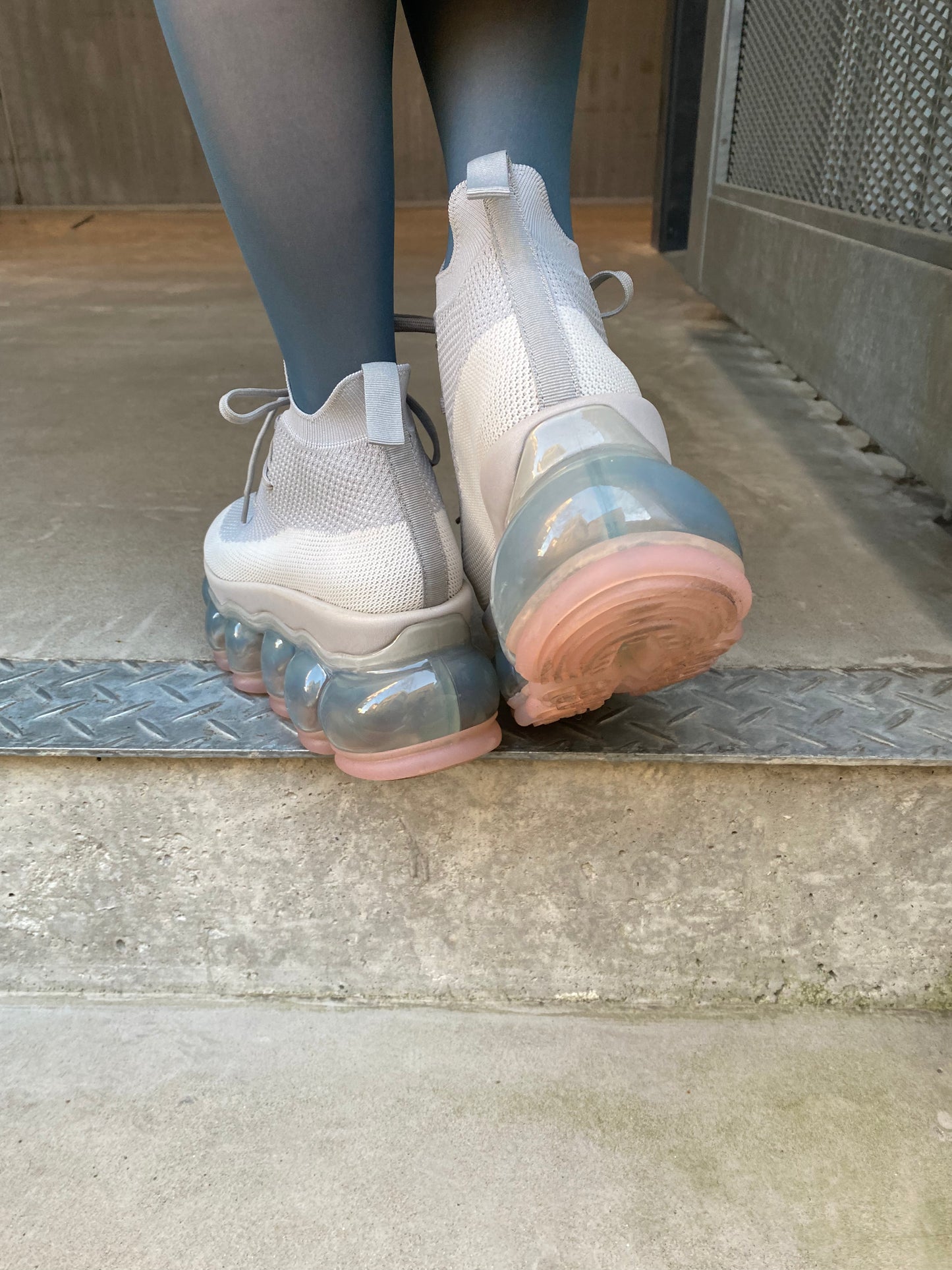 新款“珠宝”高跟鞋/粉灰色