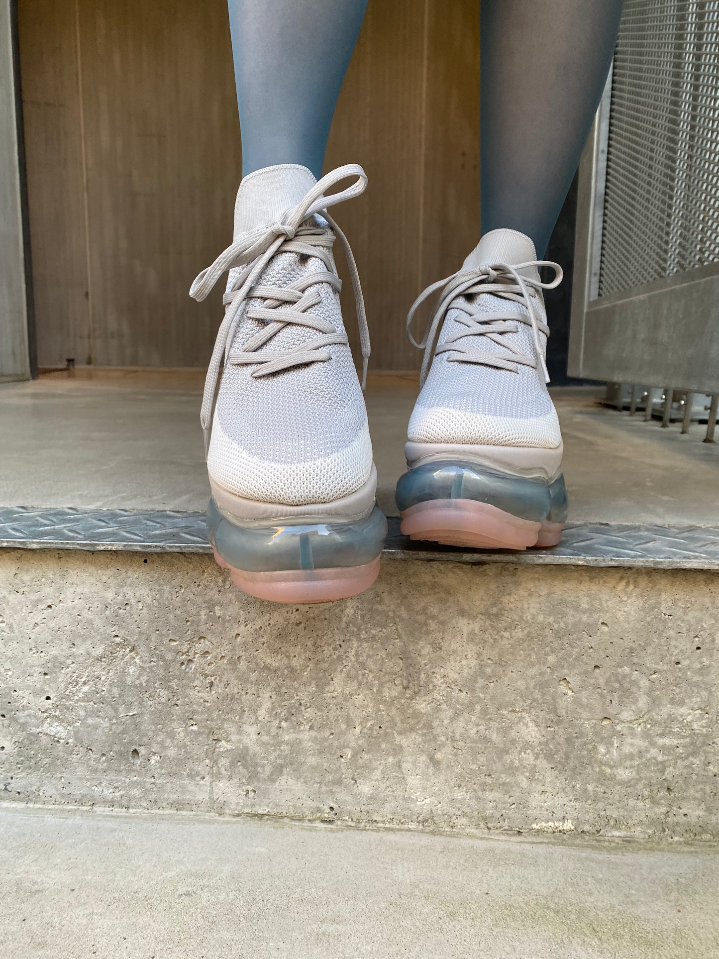 新款“珠宝”高跟鞋/粉灰色