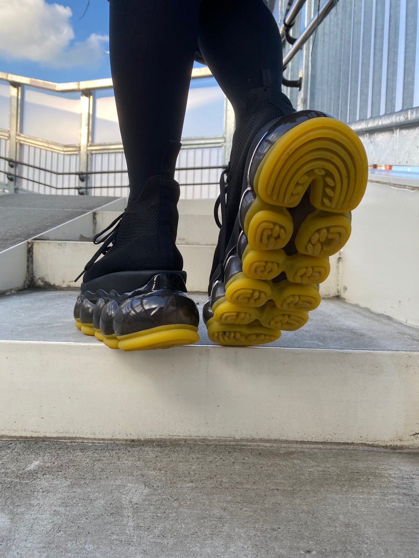 新款“珠宝”高跟鞋/黄黑