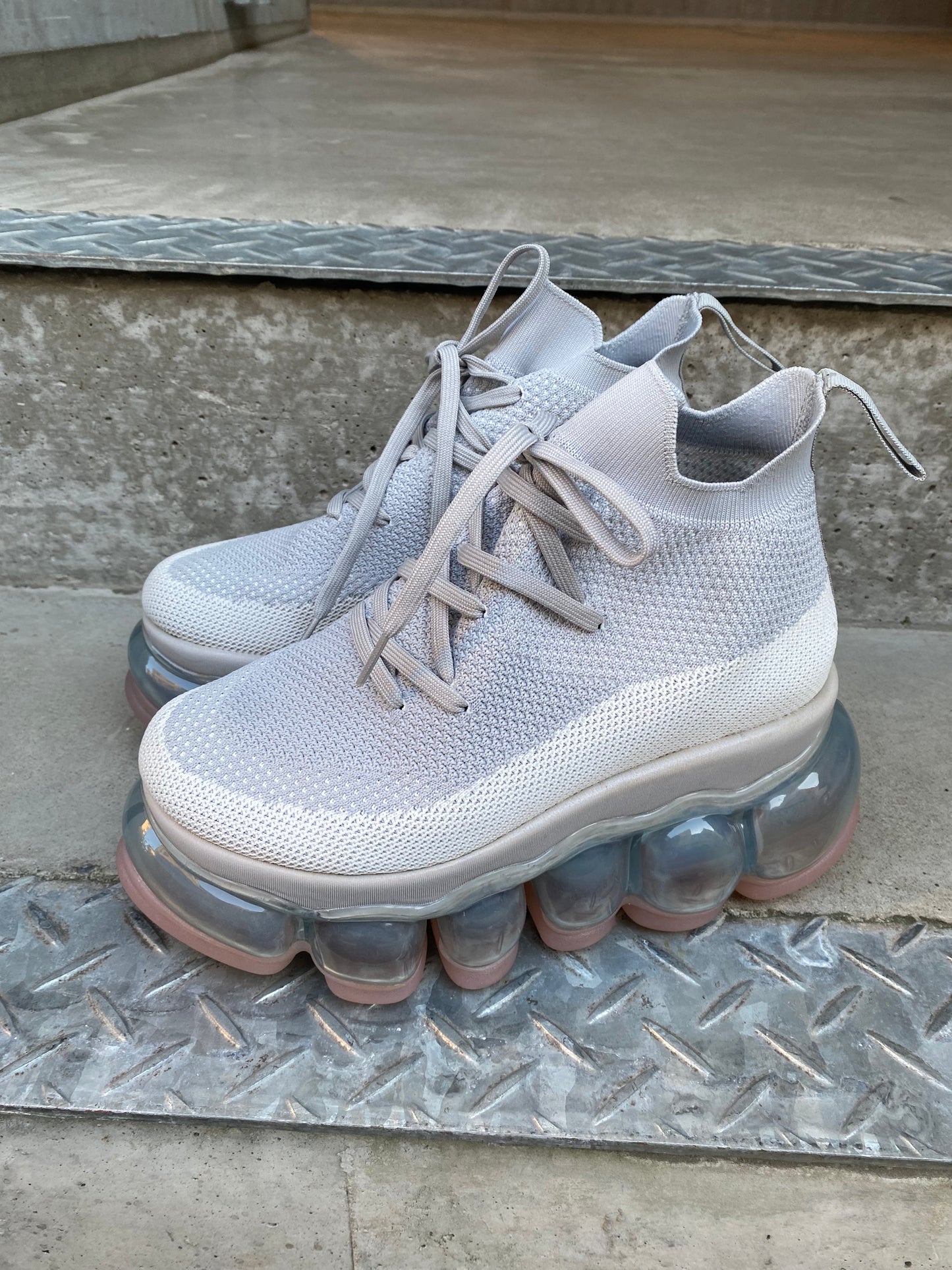 新款“珠宝”高跟鞋/粉灰色