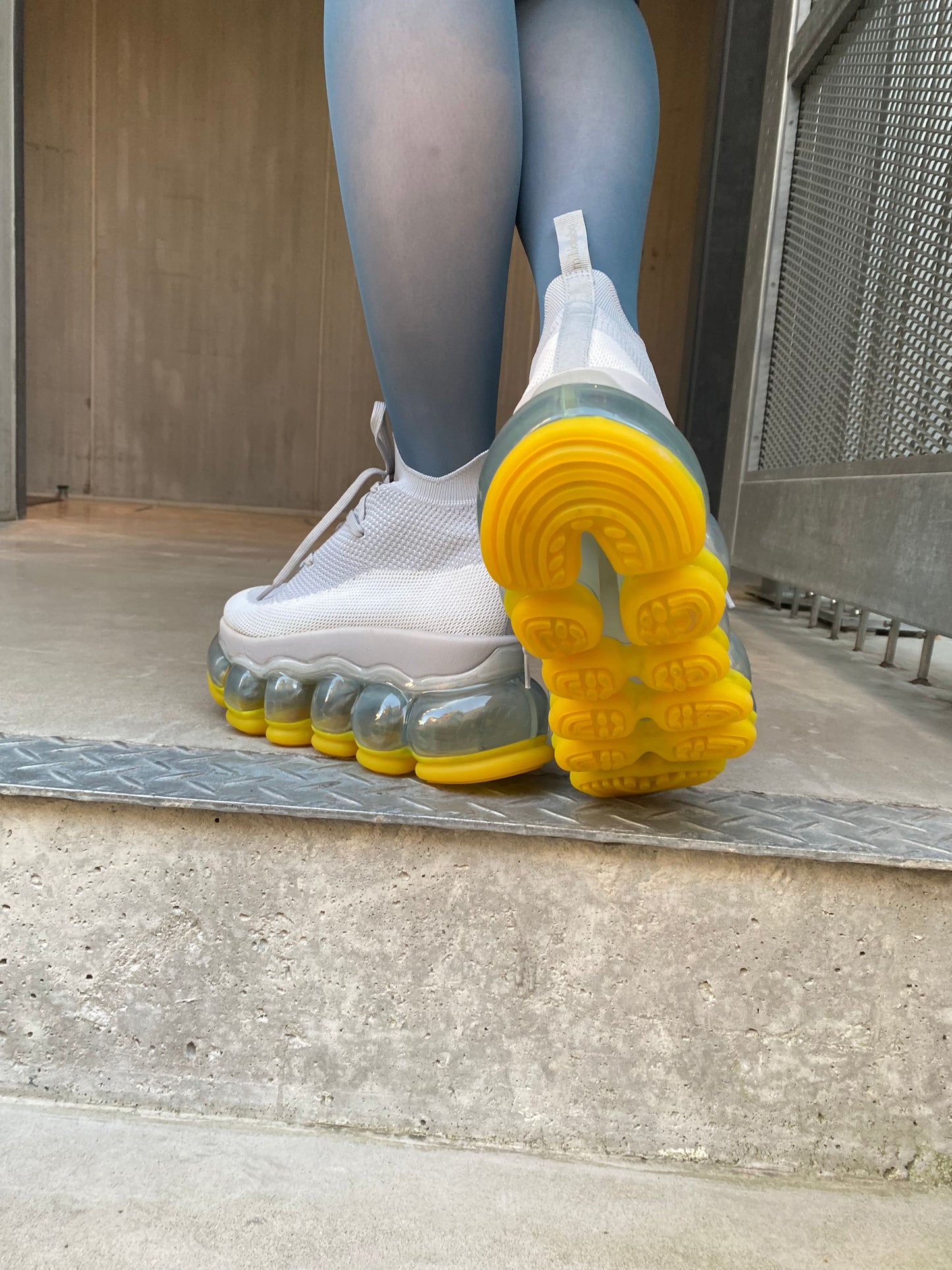 新款“珠宝”高跟鞋/黄灰色