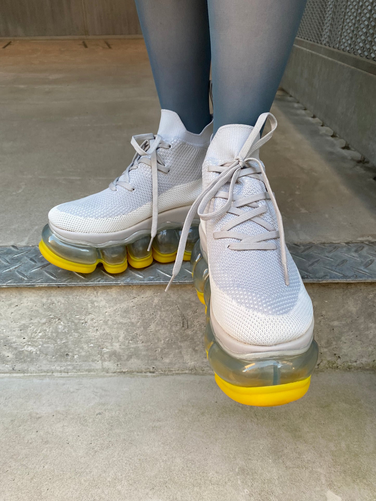 新款“珠宝”高跟鞋/黄灰色