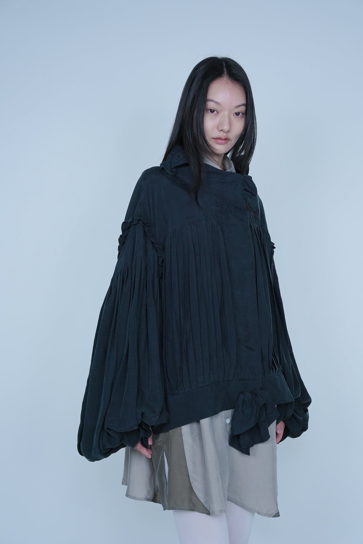 【SS27受注】Fine Pleated Blouse / Dark Gray / MSS27B031