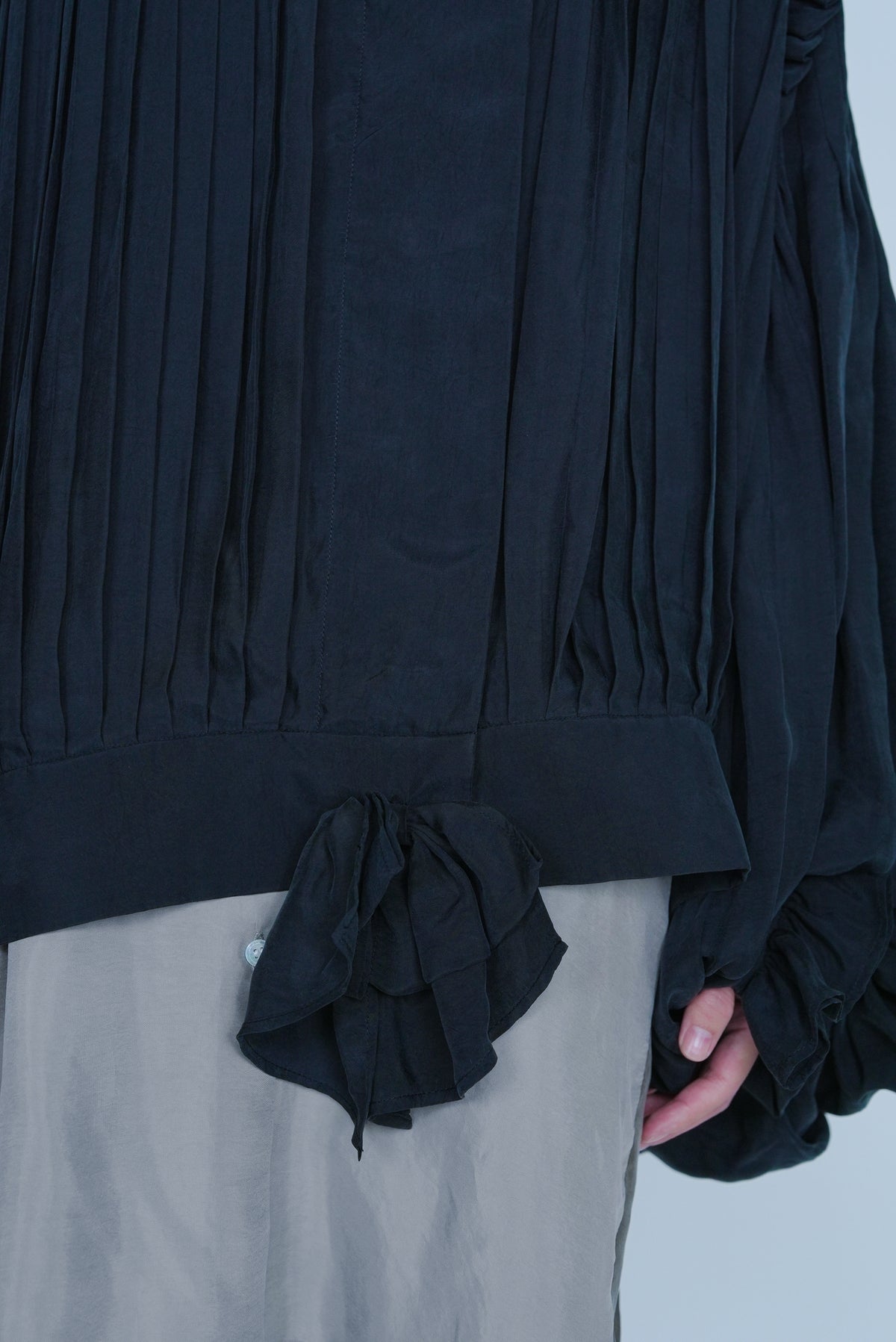 【SS27受注】Fine Pleated Blouse / Dark Gray / MSS27B031