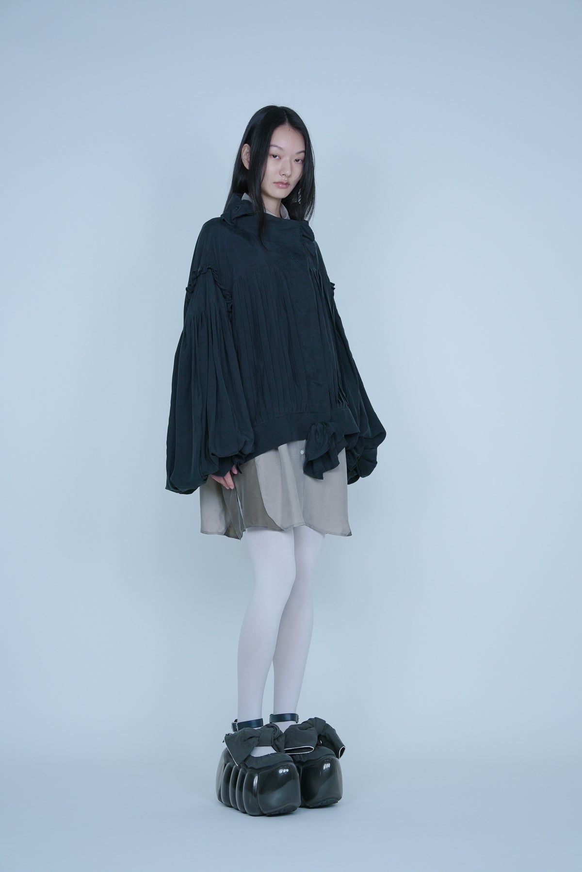 【SS27受注】Fine Pleated Blouse / Dark Gray / MSS27B031