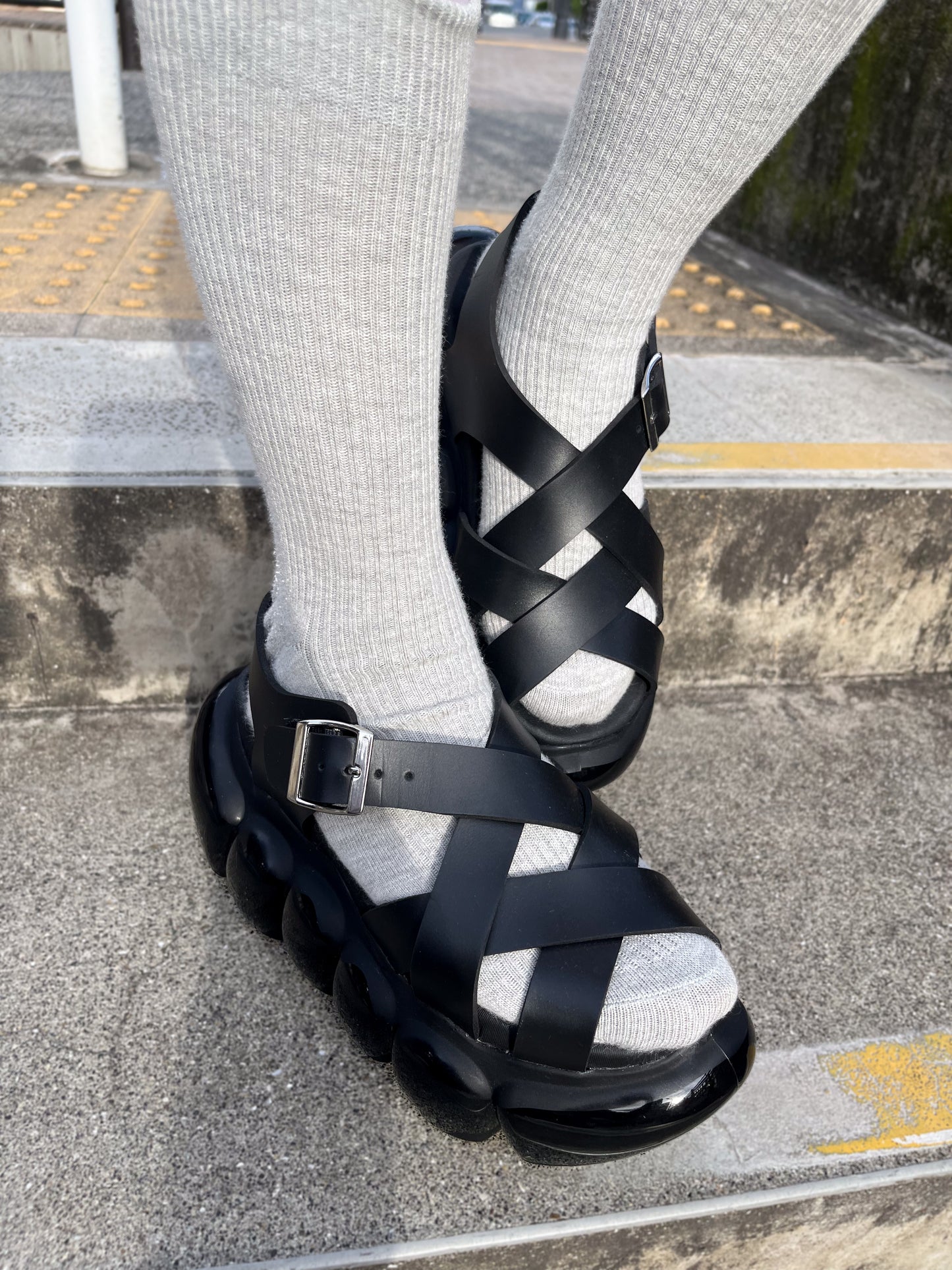 "Jewelry" Bubble Cross Sandal / Black