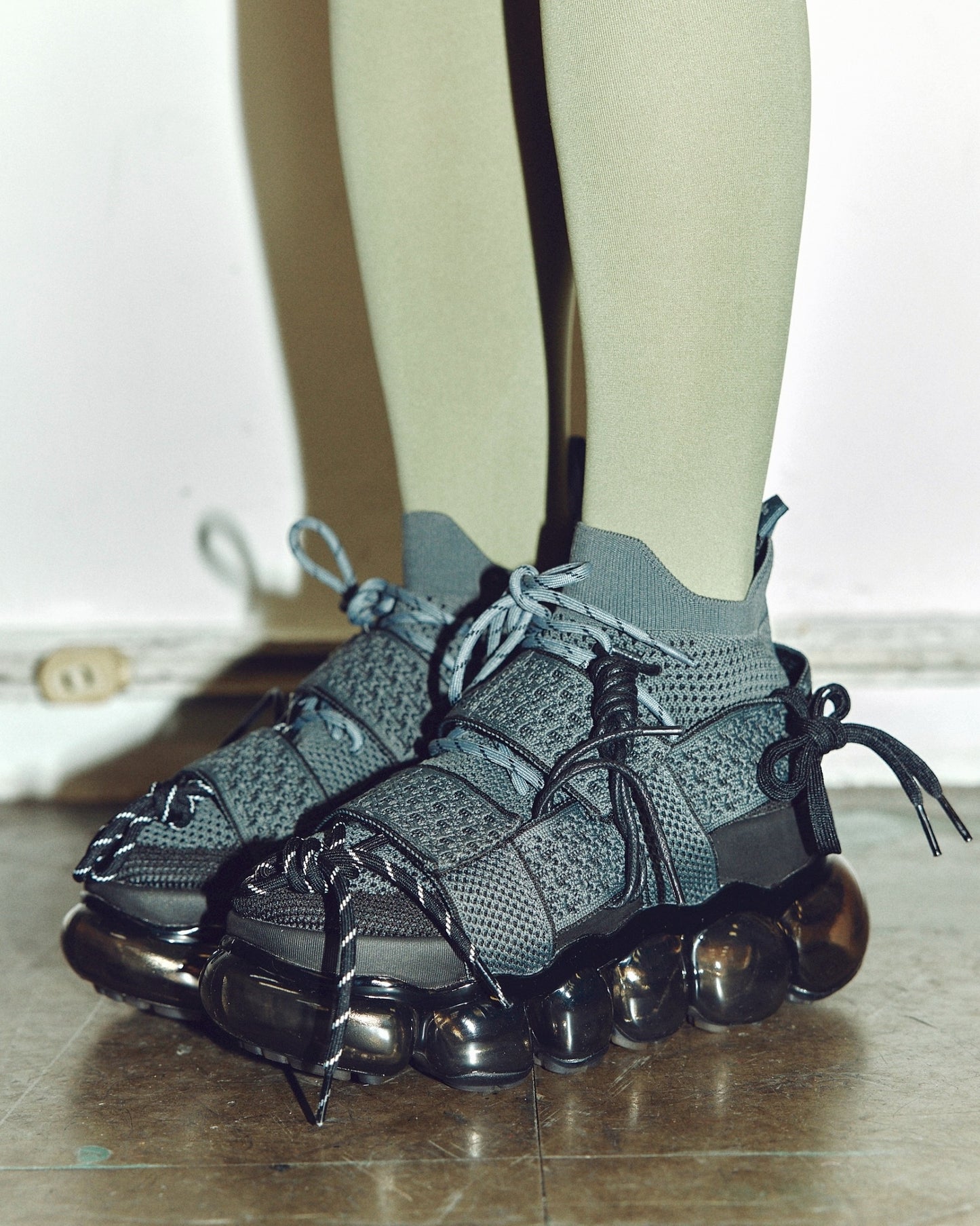 Jewelry High Shoes Beltcross Confusing / Dark Gray