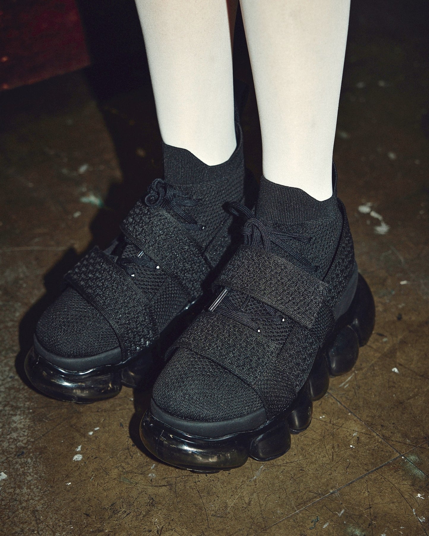 珠宝高跟鞋腰带交叉/黑色