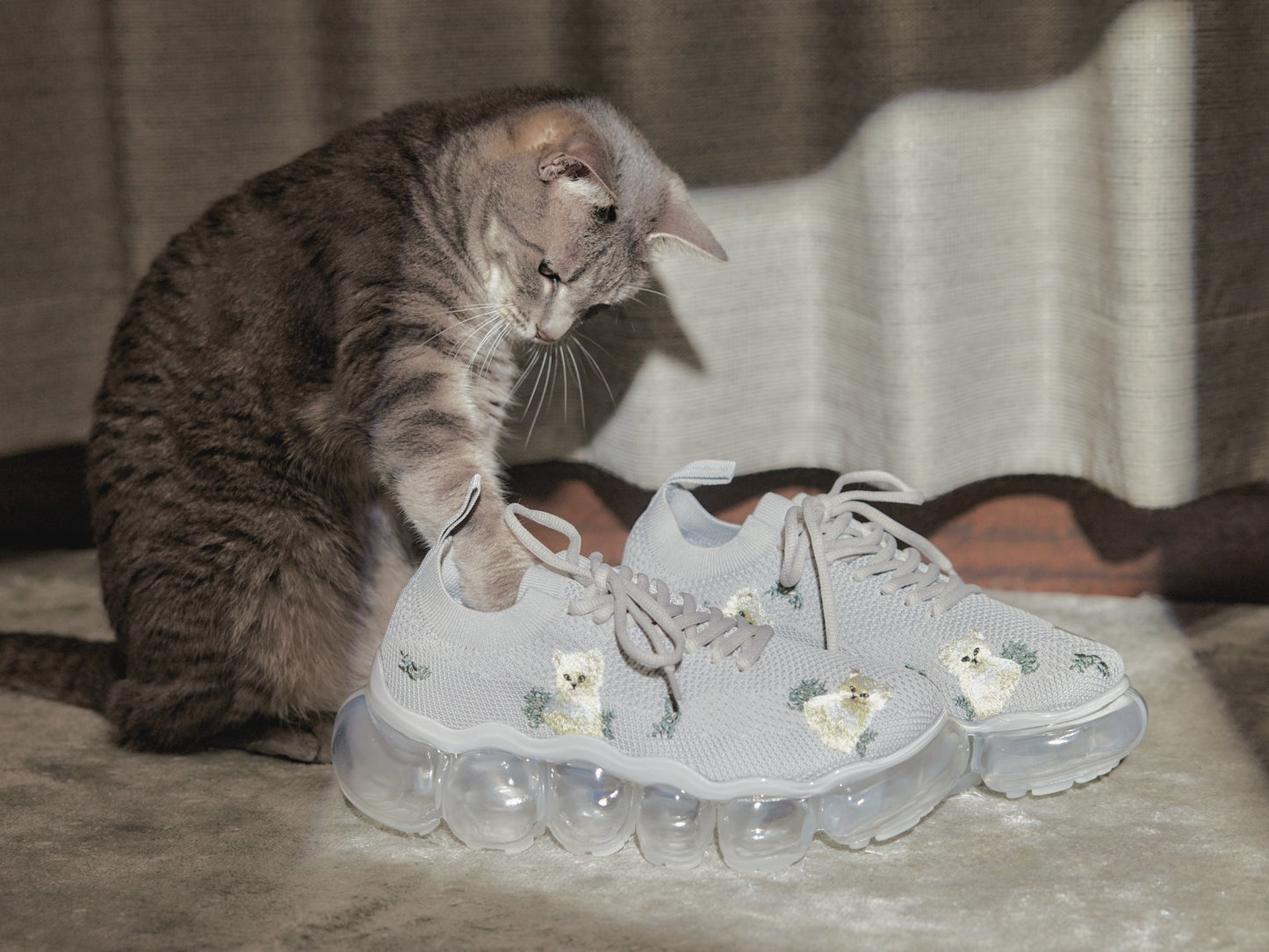 Jewelry Kitten Embroidery / Gray
