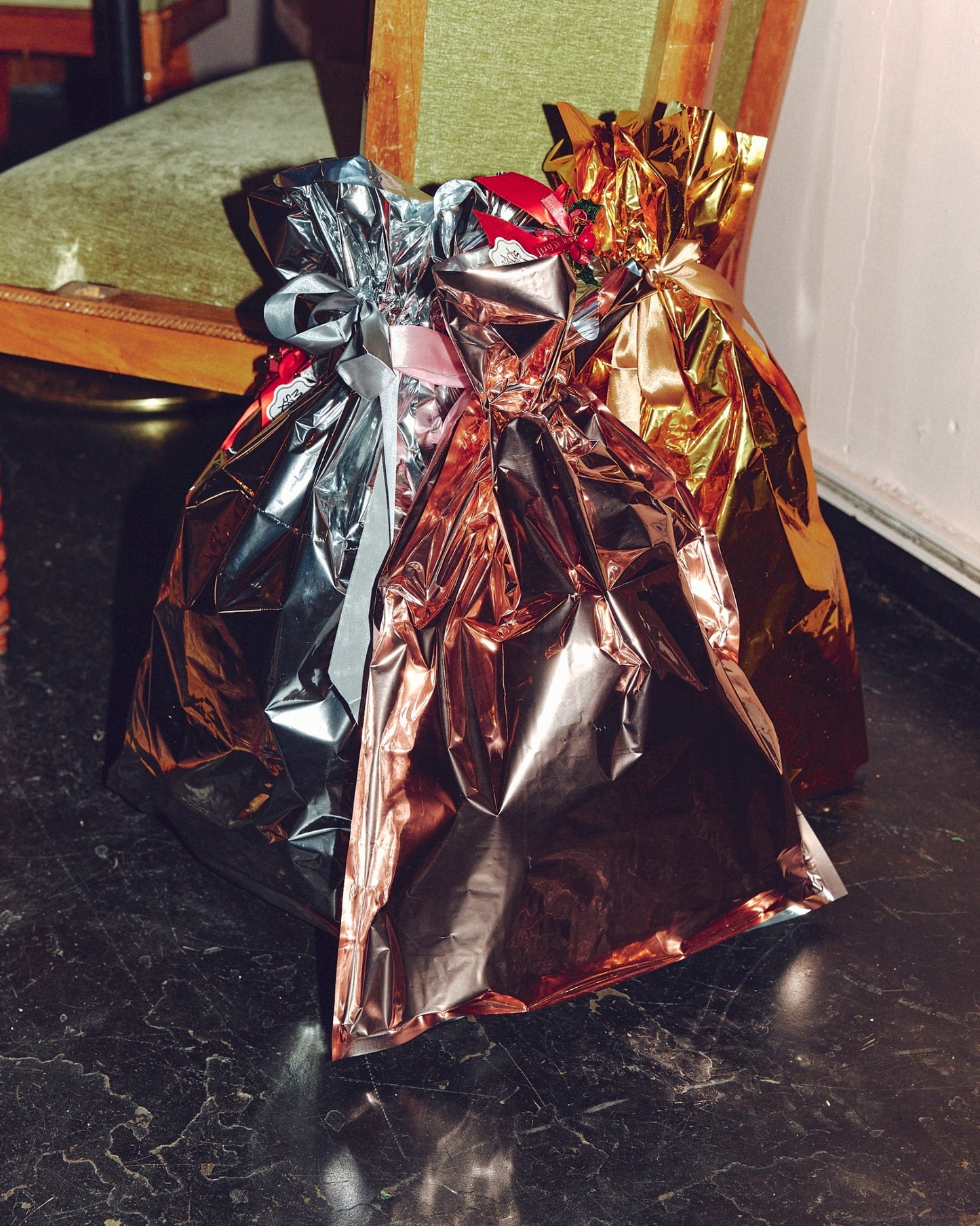 Gift wrapping (W450 x D130 x H630mm)