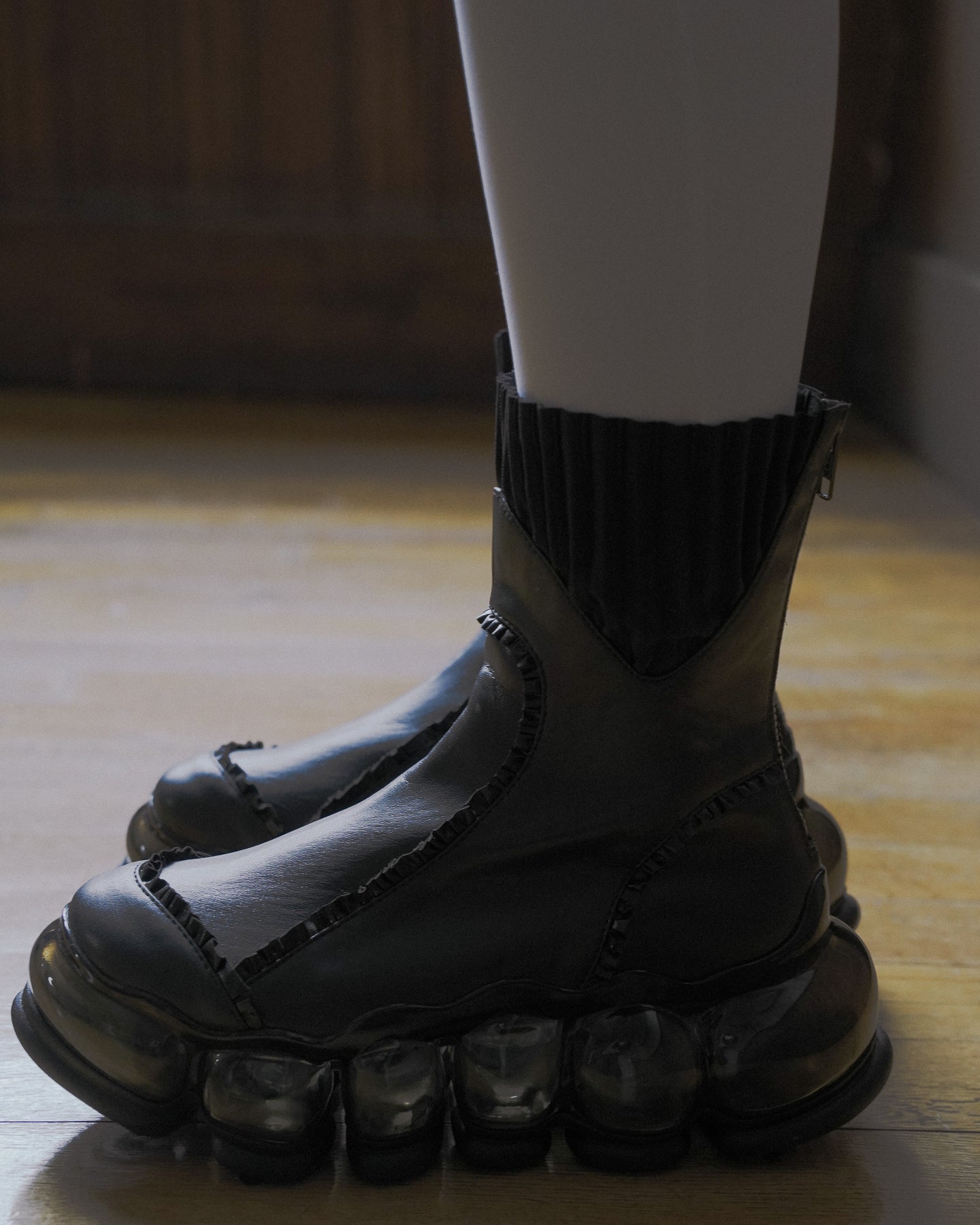 新款“珠宝”历史靴子/黑色