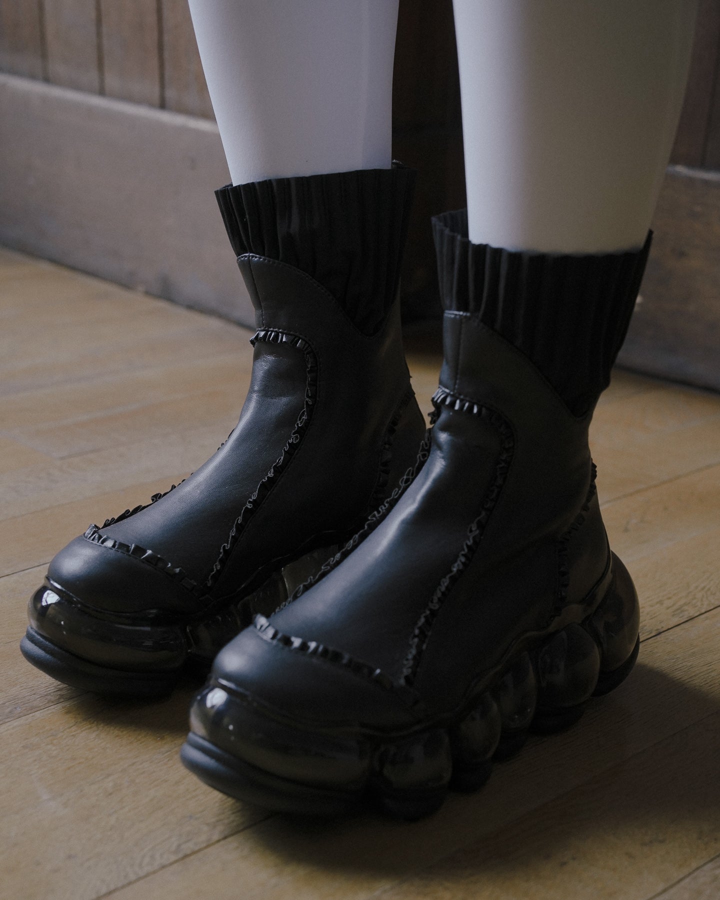 新款“珠宝”历史靴子/黑色