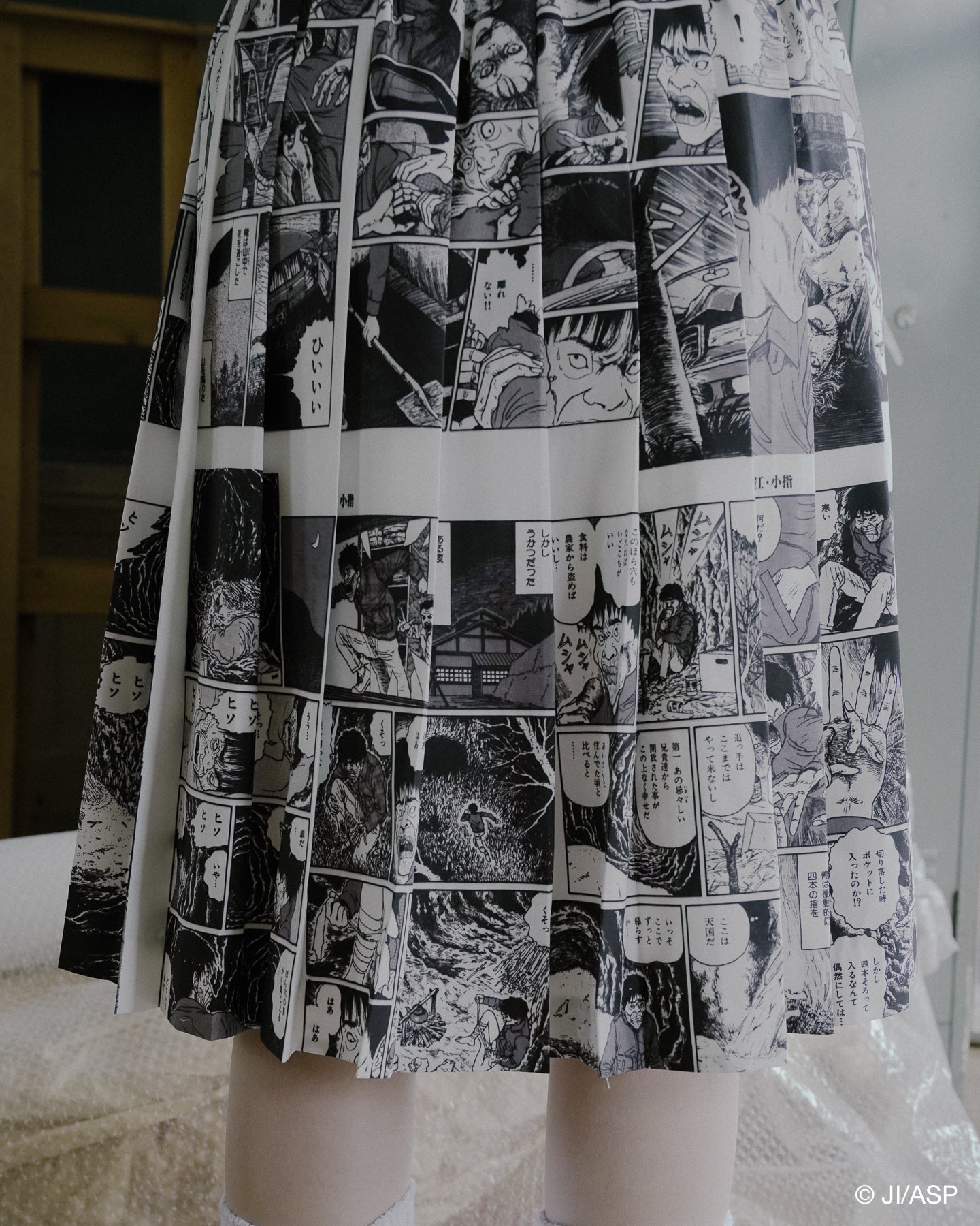 Tomie 『Koyubi』 Pleats Skirt / White