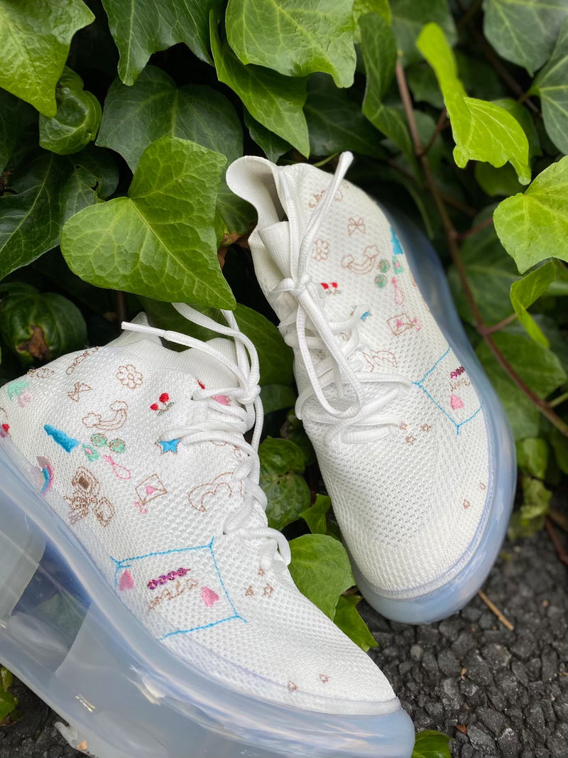 Hana's embroidery shoes / White