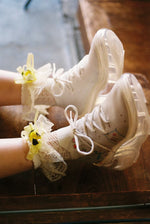 Hana's embroidery shoes / White